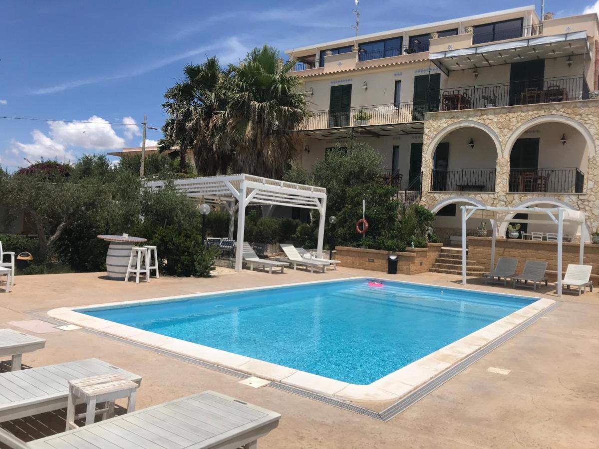 Villa Ceni - Appartamenti Con Camere, Cucina, Wc E Terrazza Sul Mare In Villa Con Piscina, Giardino E Parcheggio مارينيلا دي سيلينونتي المظهر الخارجي الصورة
