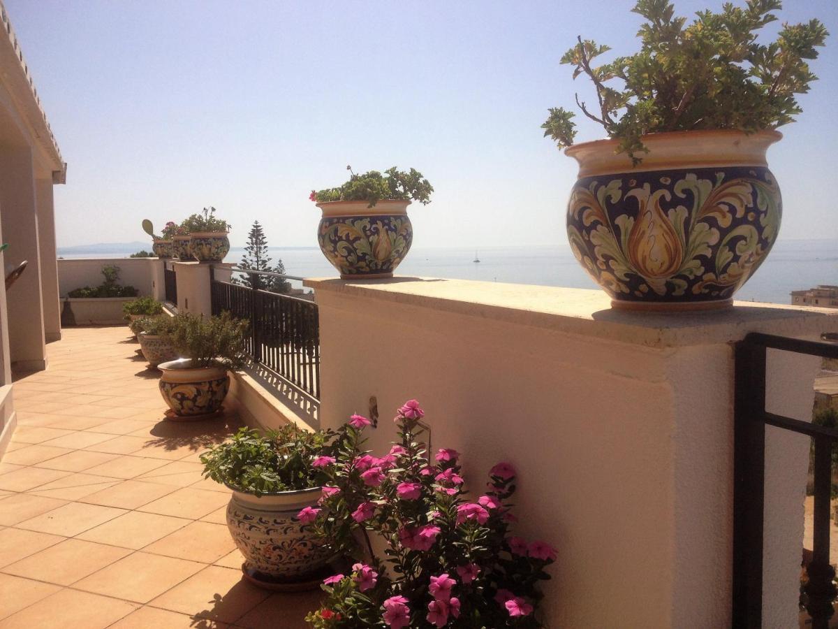 Villa Ceni - Appartamenti Con Camere, Cucina, Wc E Terrazza Sul Mare In Villa Con Piscina, Giardino E Parcheggio مارينيلا دي سيلينونتي المظهر الخارجي الصورة