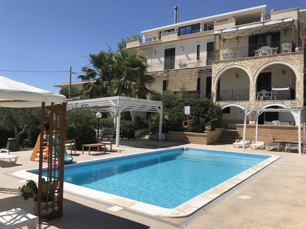 Villa Ceni - Appartamenti Con Camere, Cucina, Wc E Terrazza Sul Mare In Villa Con Piscina, Giardino E Parcheggio مارينيلا دي سيلينونتي المظهر الخارجي الصورة